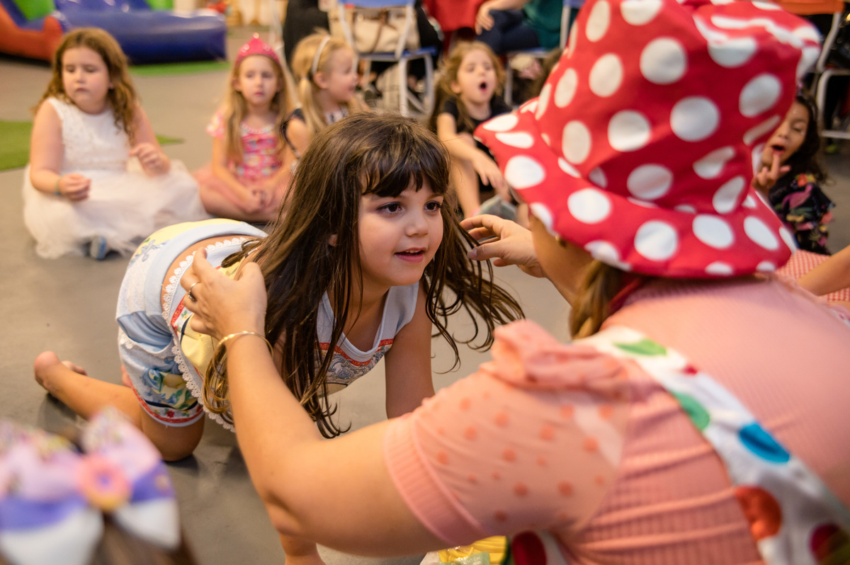 Festa de aniversário infantil, criança com palhacinha