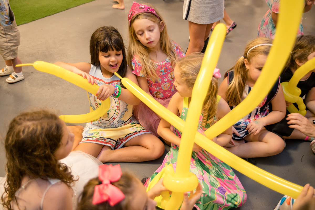 Festa de aniversário infantil, crianças brincando com bexigas