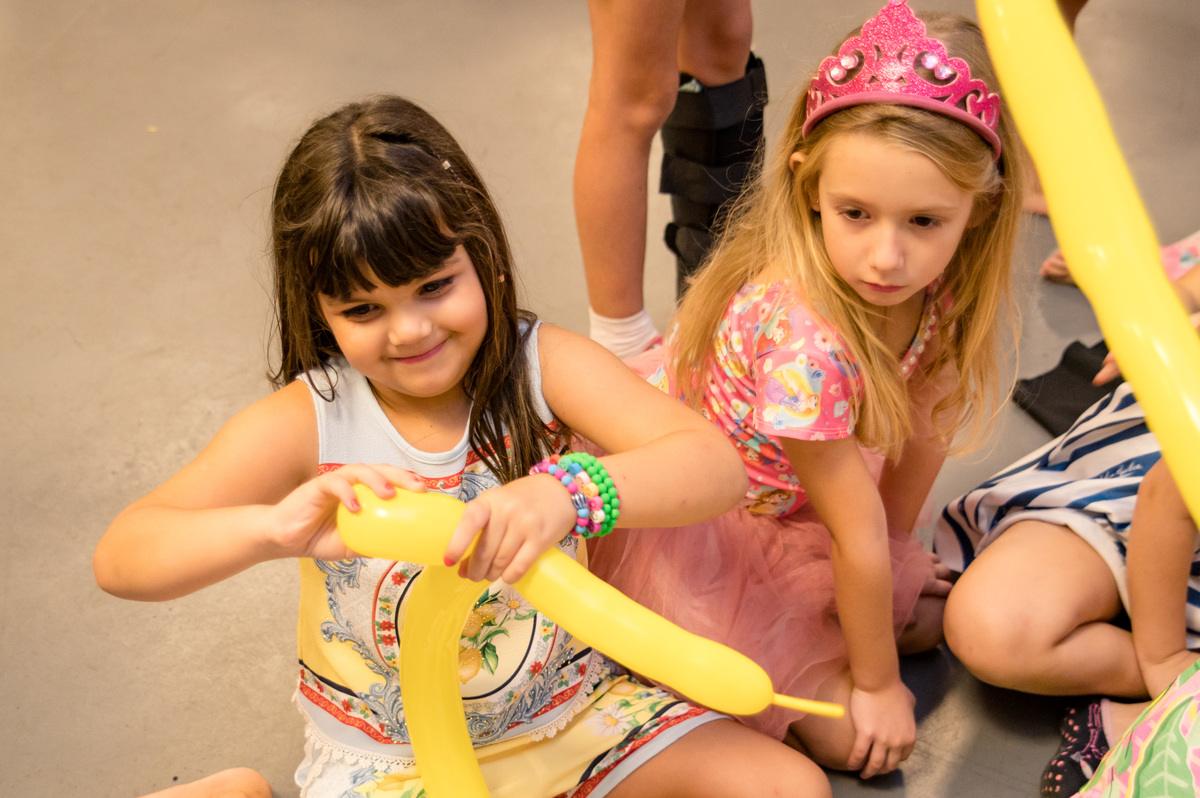 Festa de aniversário infantil, crianças brincando com bexigas