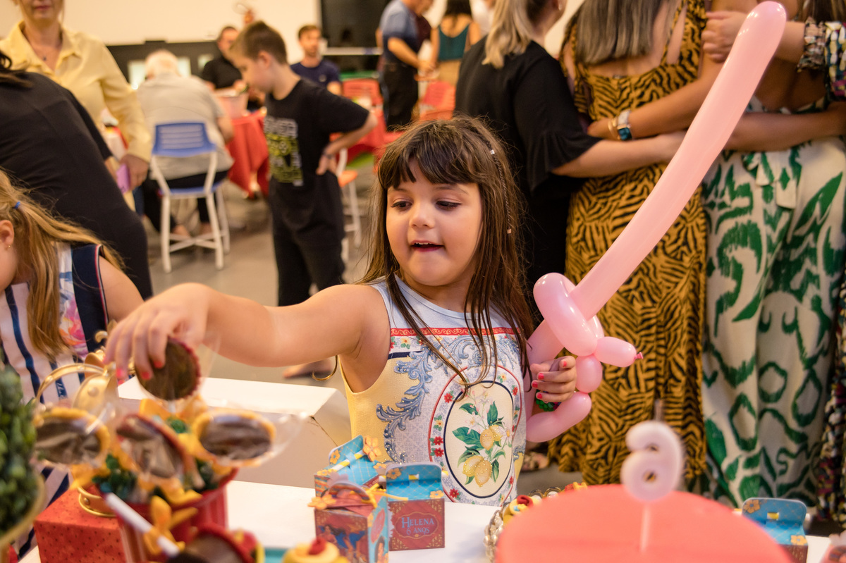 Festa de aniversário infantil, criança roubando doce