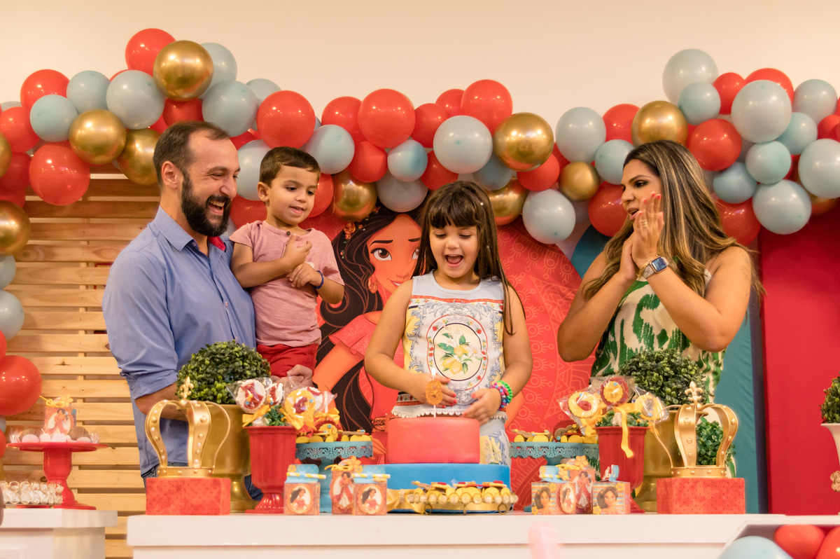 Festa de aniversário infantil, hora do parabéns na mesa decorada Elena de Avalor