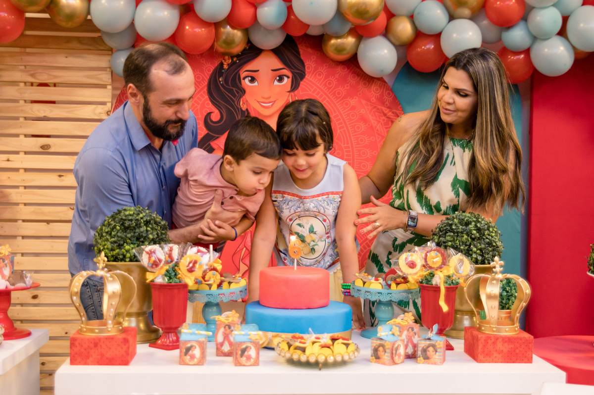 Festa de aniversário infantil, hora de assoprar a velinha decoração Elena de Avalor