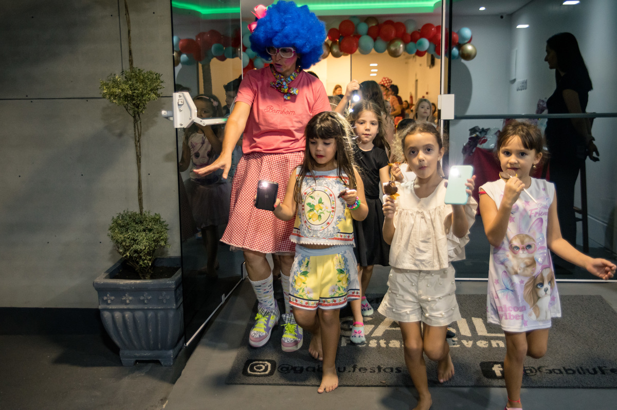 Festa de aniversário infantil, caça ao tesouro com as palhacinhas
