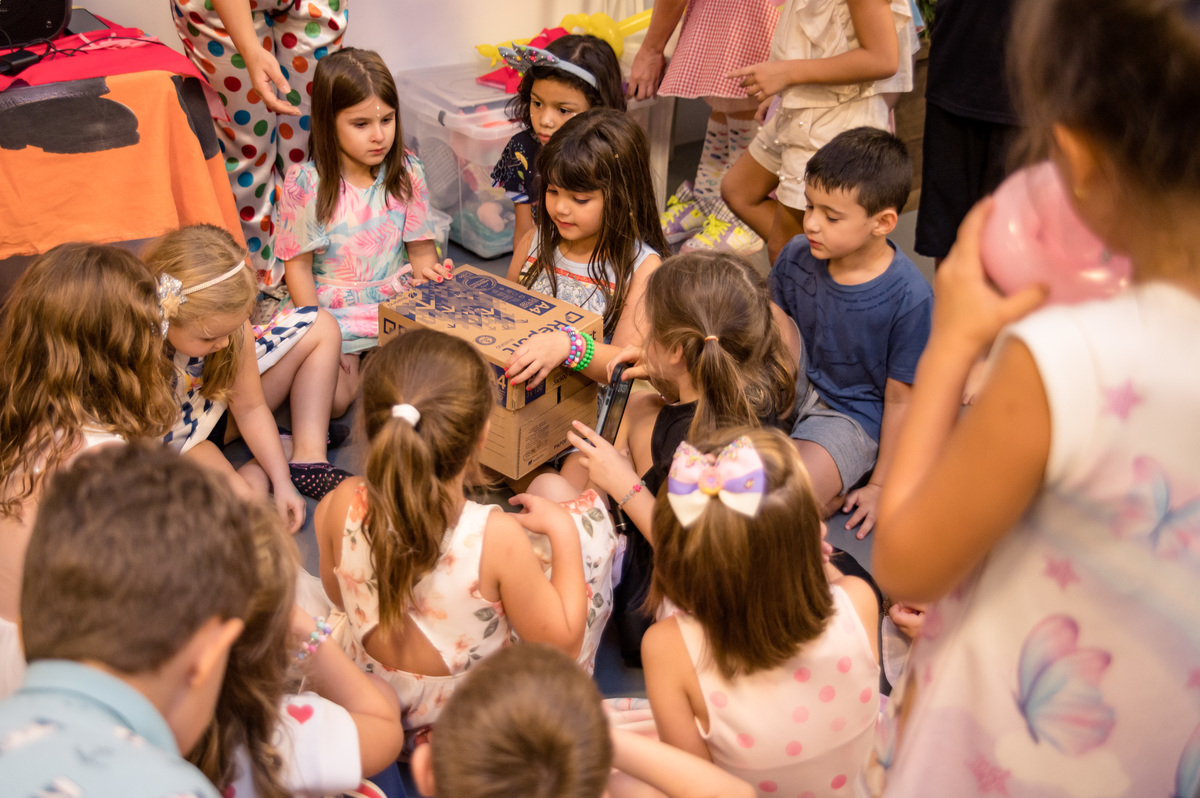 Festa de aniversário infantil, distribuindo o tesouro