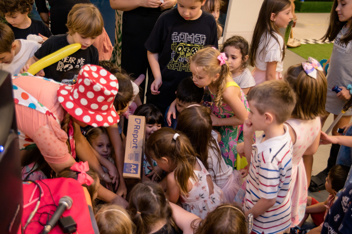 Festa de aniversário infantil, distribuindo o tesouro