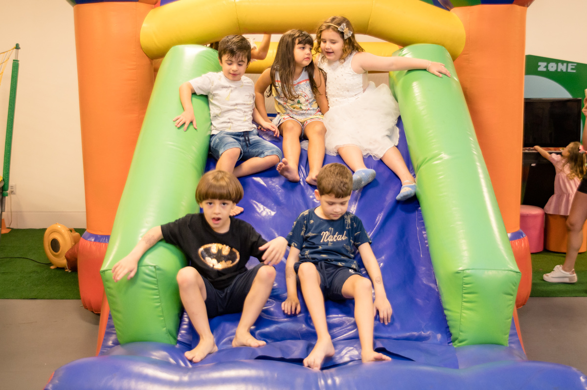 Festa de aniversário infantil, crianças no brinquedo inflável