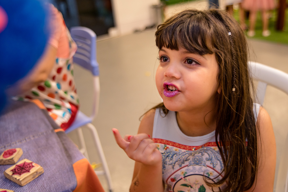 Festa de aniversário infantil, hora da maquiagem