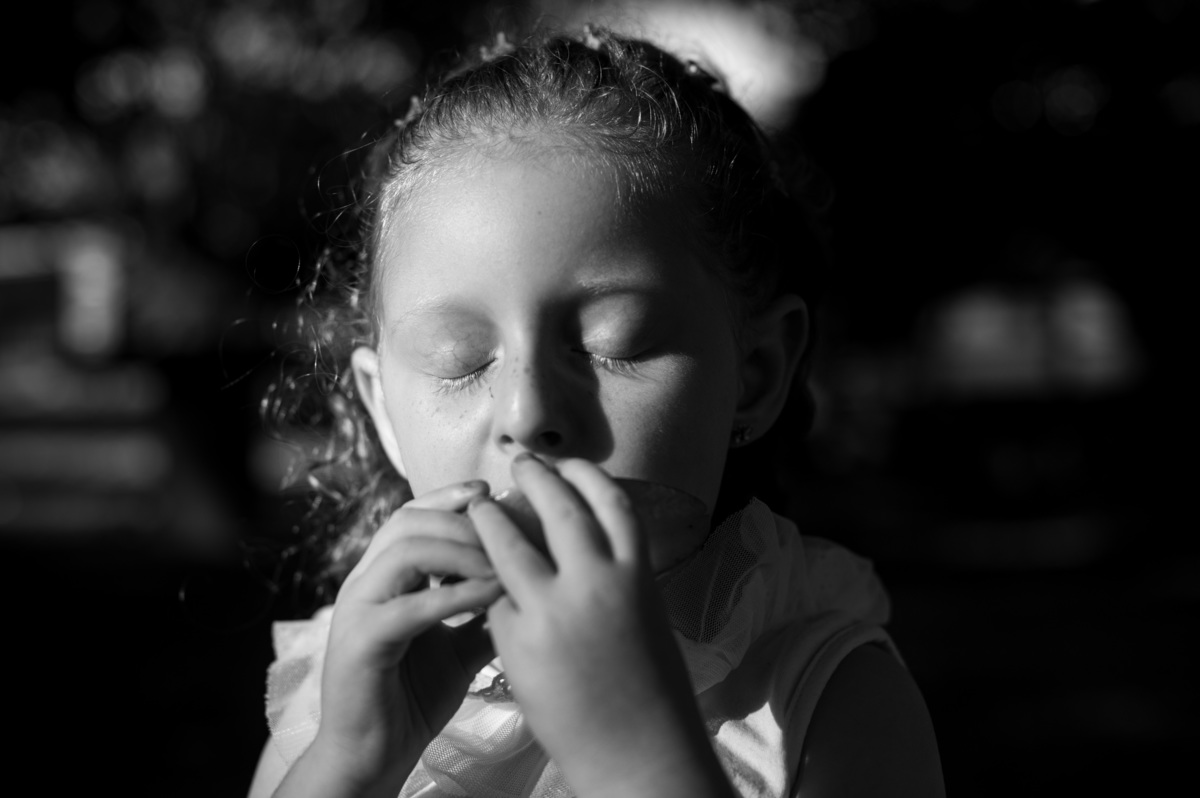 Ensaio ao ar livre, criança comendo carambola
