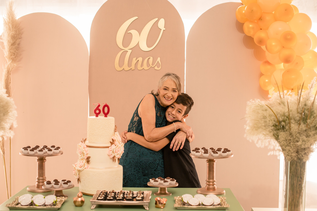Festa de aniversário de 60 anos, foto na mesa decorada, com abraço