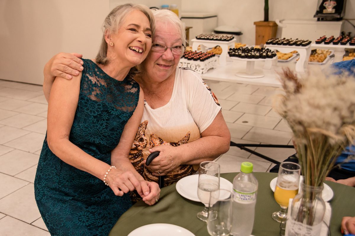 Festa de aniversário de 60 anos, aniversariante no colo da tia