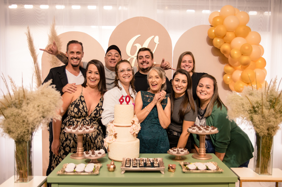 Festa de aniversário de 60 anos, foto com sobrinhos