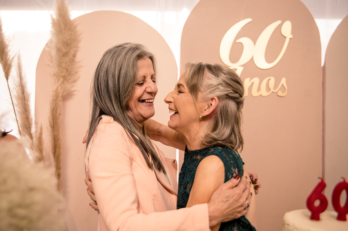 Festa de aniversário de 60 anos, hora do abraço