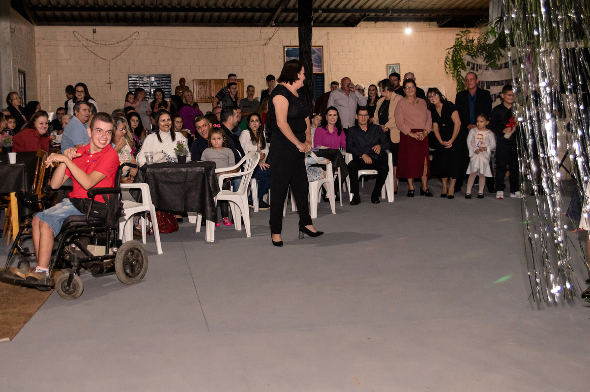 festa de 15 anos, convidados aguardando debutante