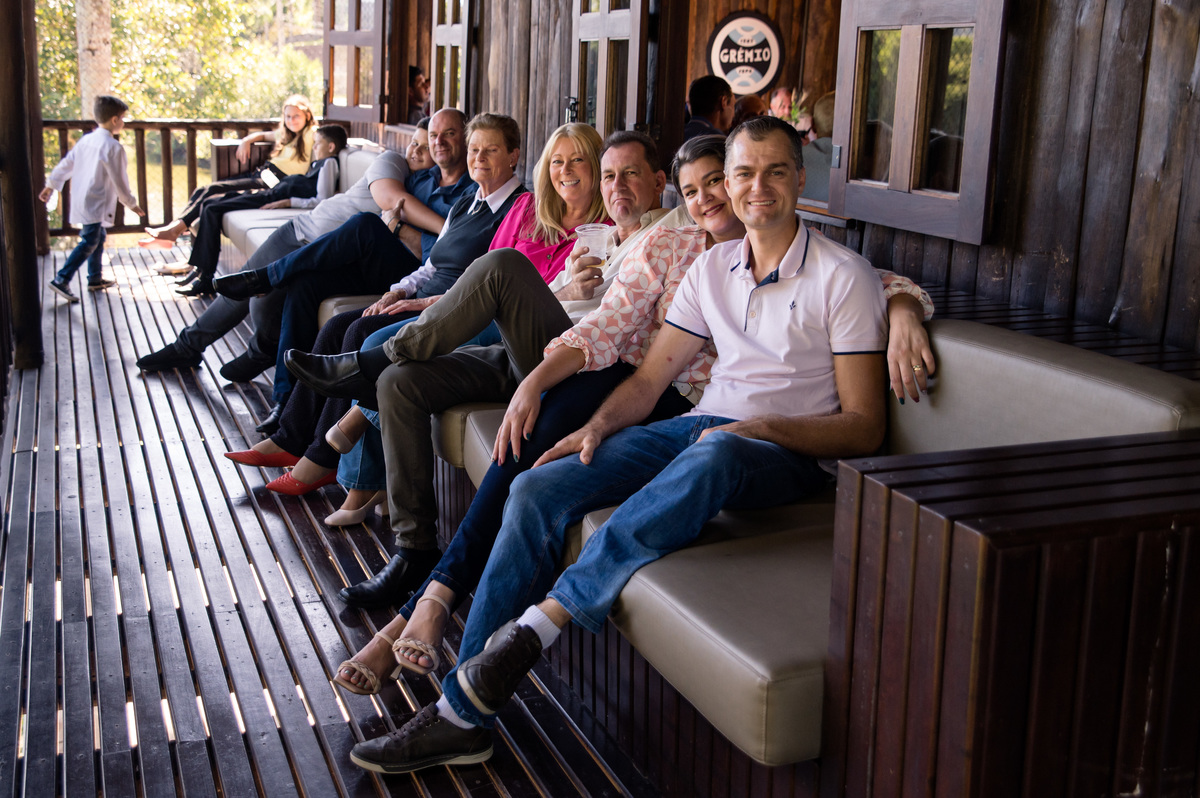família reunida para a foto na festa de primeira comunhão em tupandi -rs