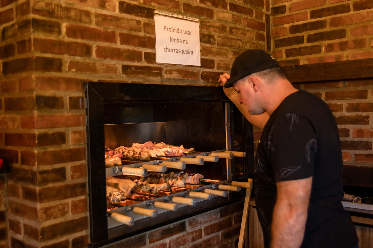 fazendo churrasco em festa de comunhão em Tupandi - RS