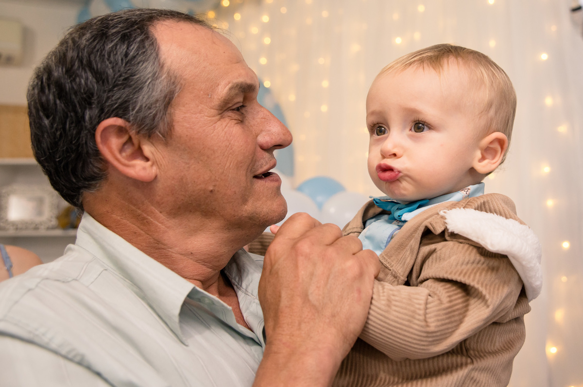 criança de um aninho fazendo biquinho em festa de aniversário infantil
