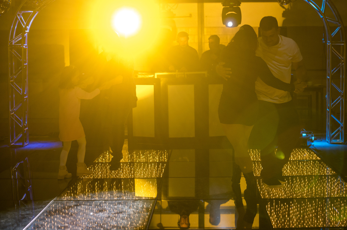 baile em festa de formatura com luzes coloridas