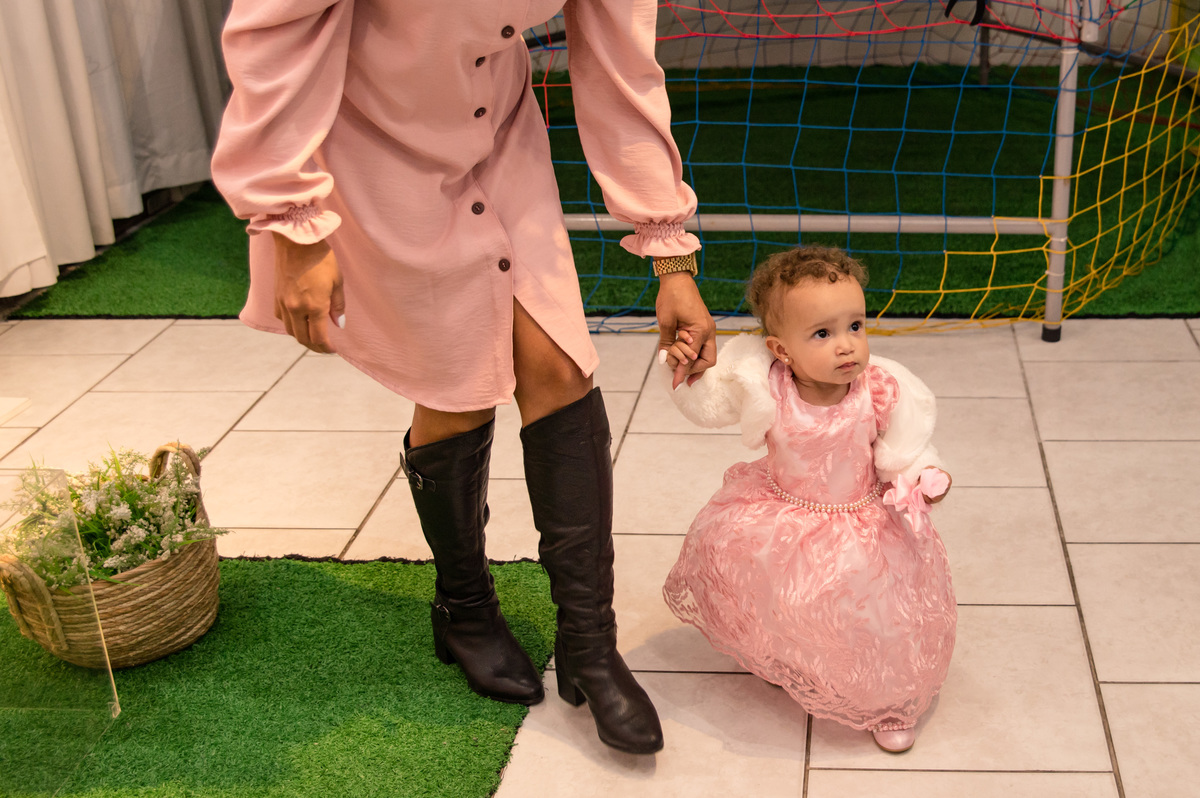 festa de aniversário infantil - decoração princesa, menina de um ano caminhando 