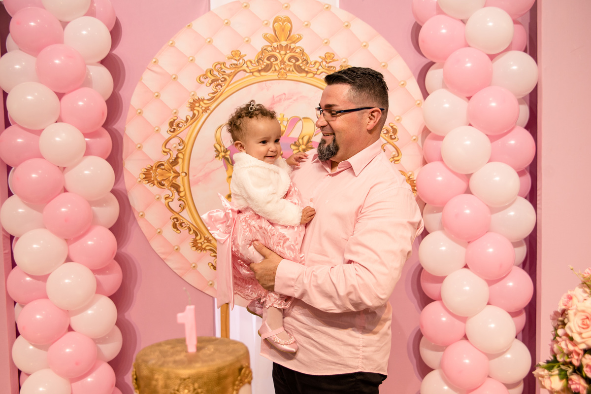 festa de aniversário infantil - decoração princesa - menina no colo do pai