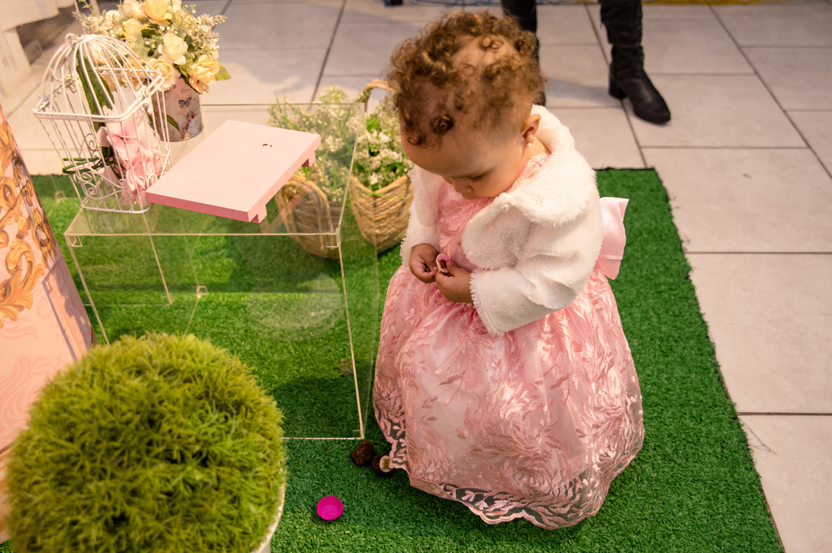 festa de aniversário infantil - menina de princesa, mexendo nos docinhos 