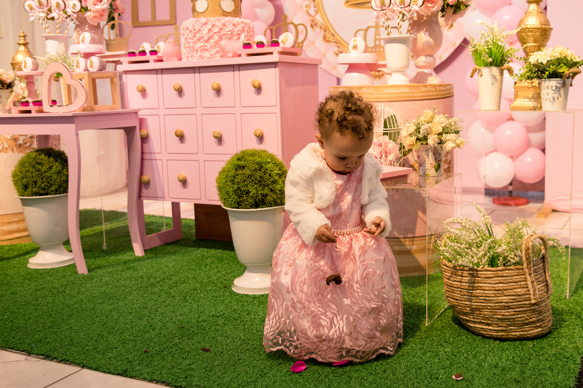 festa de aniversário infantil - decoração princesa, menina mexendo nos docinhos 