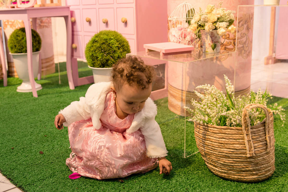 festa de aniversário infantil - decoração princesa, menina mexendo nos docinhos