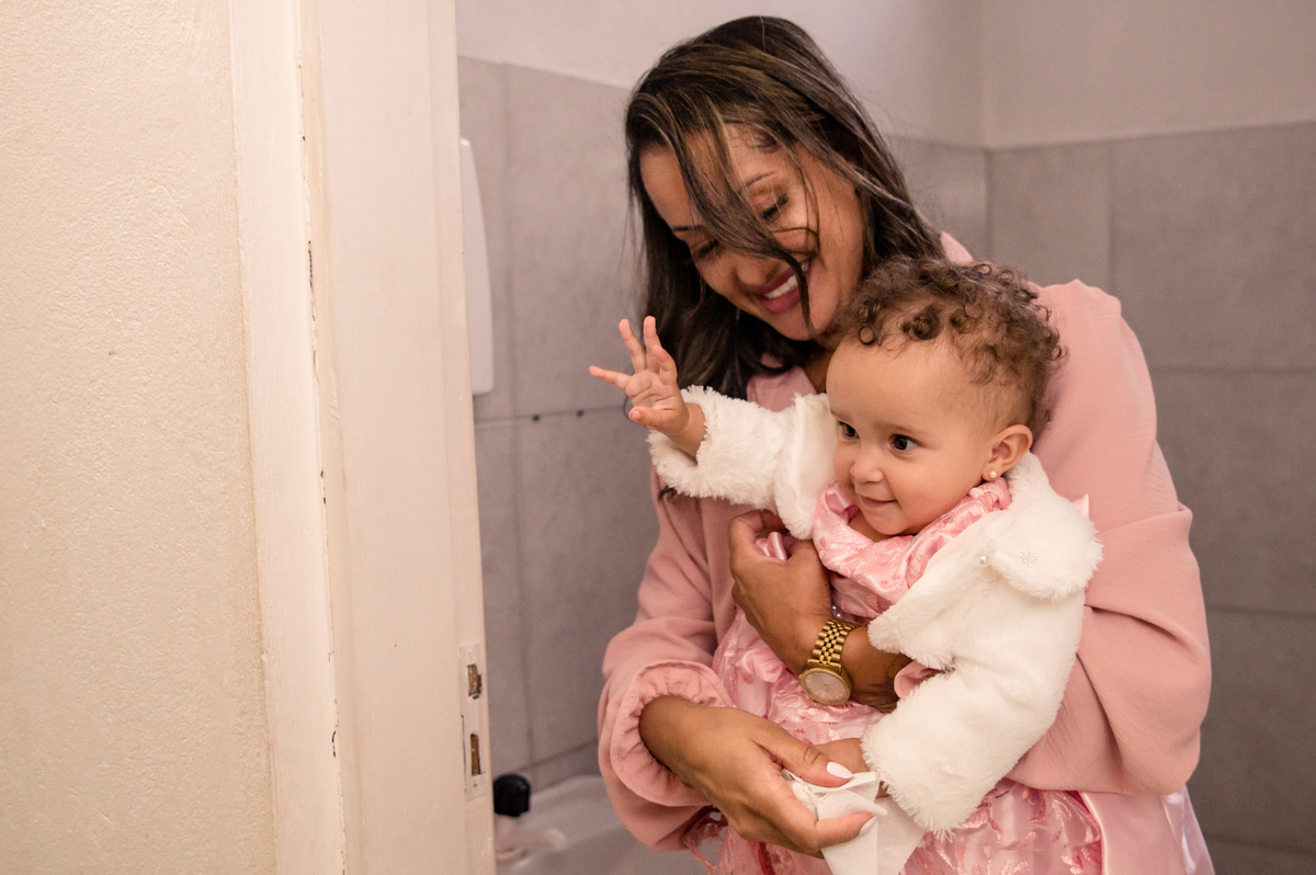festa de aniversário infantil - mãe limpando as mãos da menina de princesa, foto espontânea