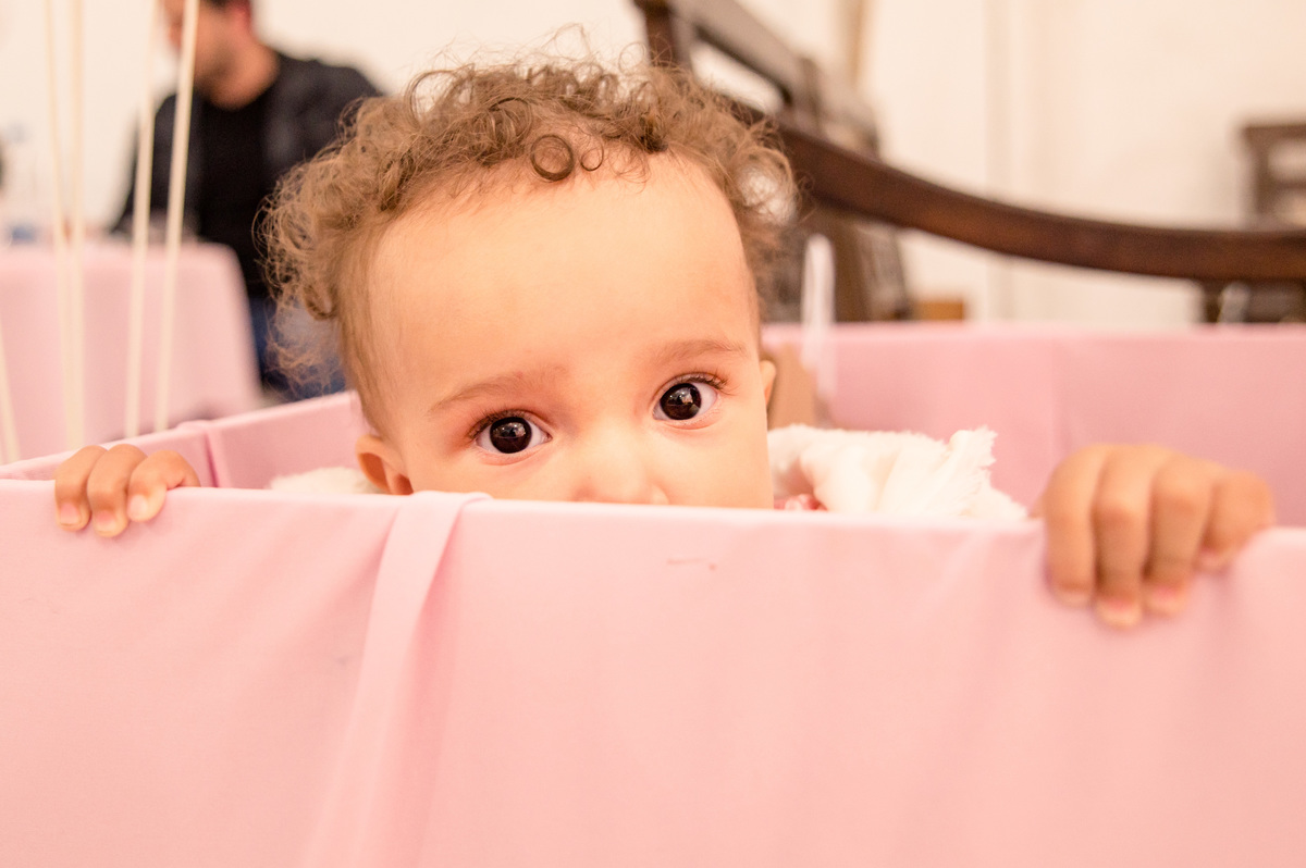 festa de aniversário infantil, menina dentro da caixa de presentes