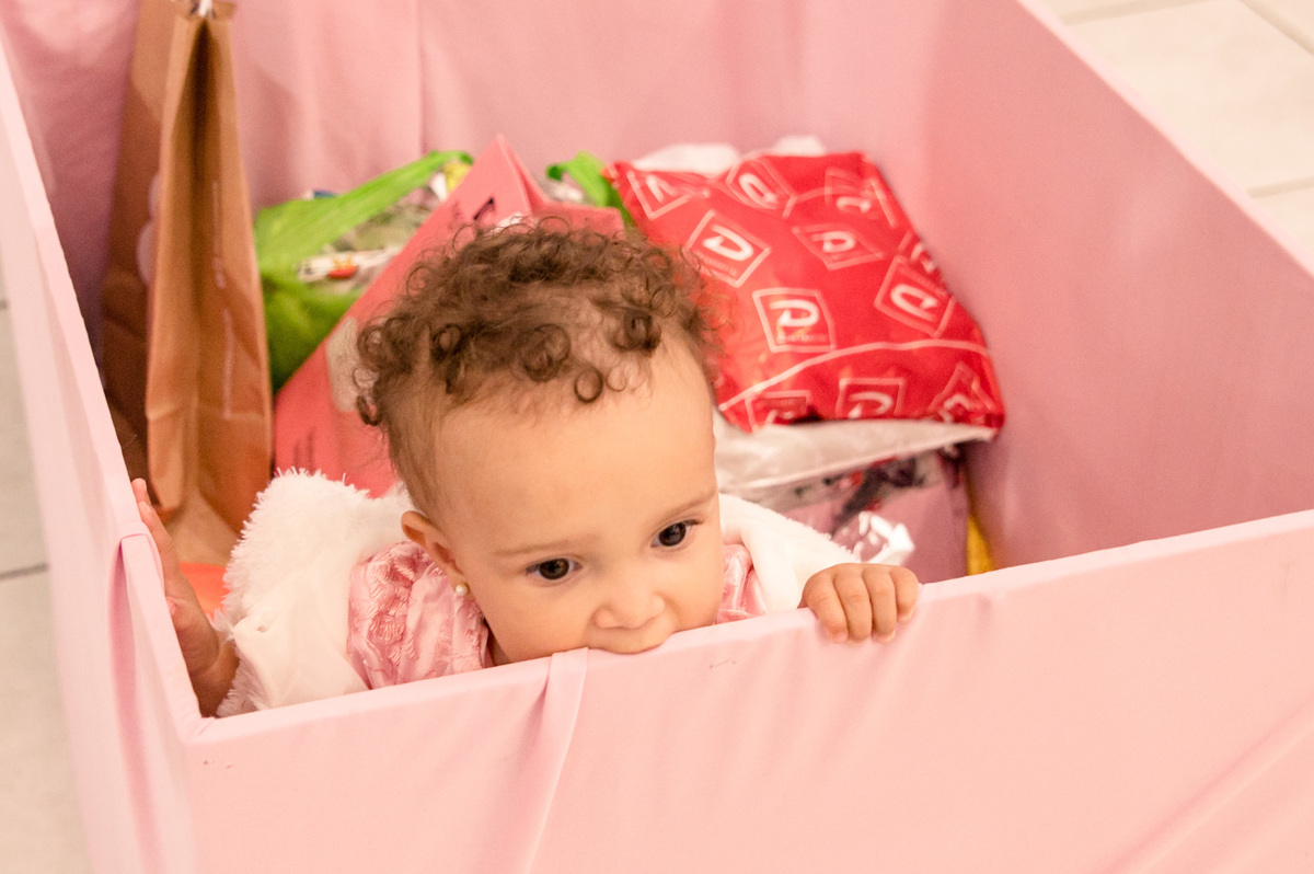 festa de aniversário infantil, menina dentro da caixa de presentes
