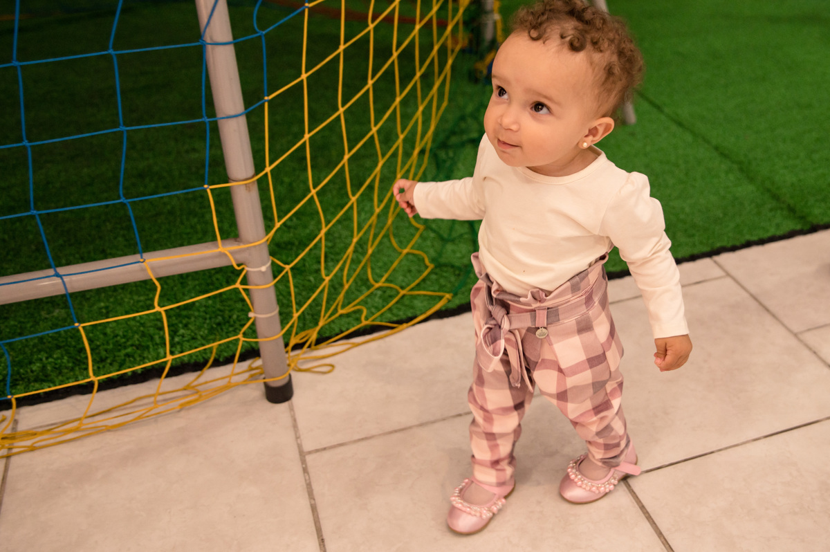 menina com calça xadrez em sua festa de aniversário infantil