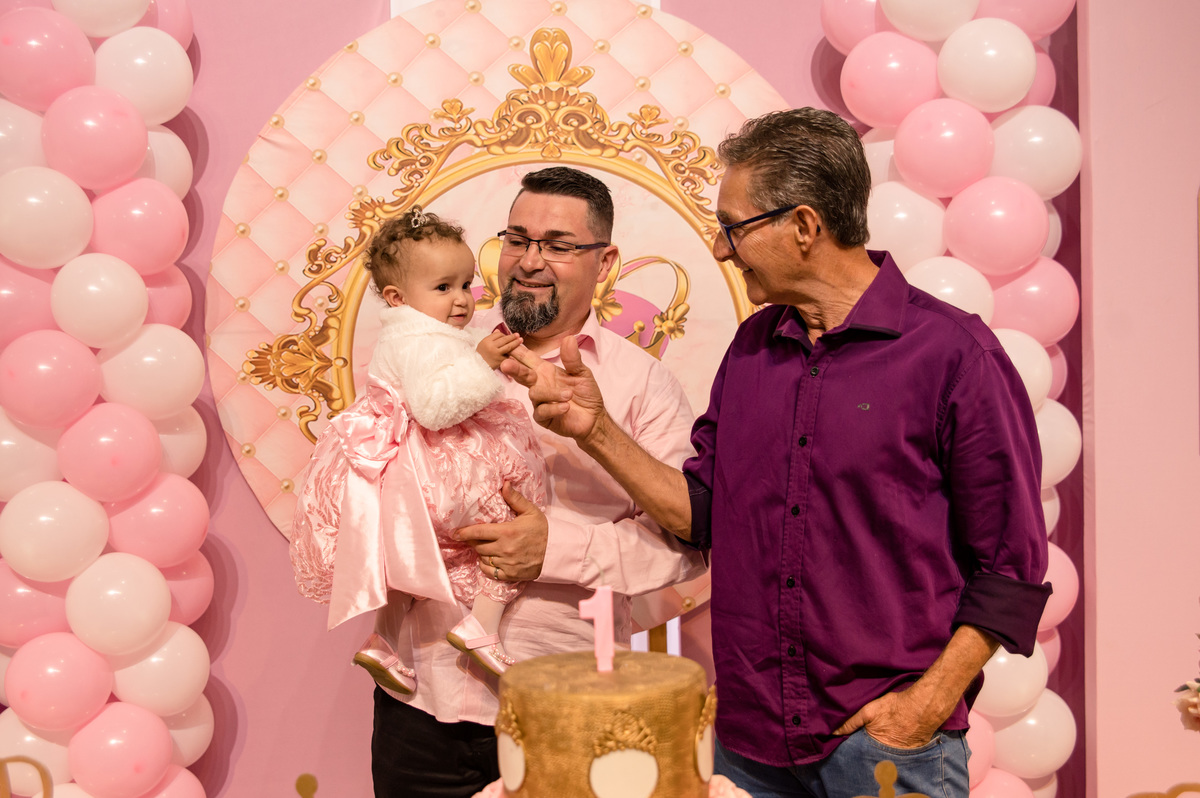 festa de aniversário infantil - decoração princesa - menina com pai e avô