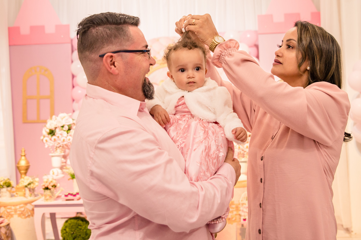 festa de aniversário infantil - decoração princesa - menina do colo do pai, mãe arrumando o cabelo