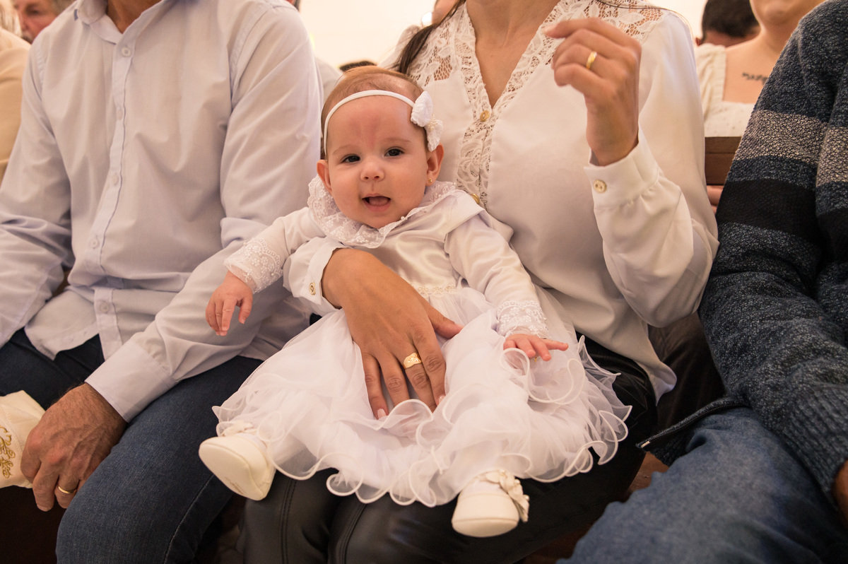 batismo batizado - bebê no colo da mãe na missa