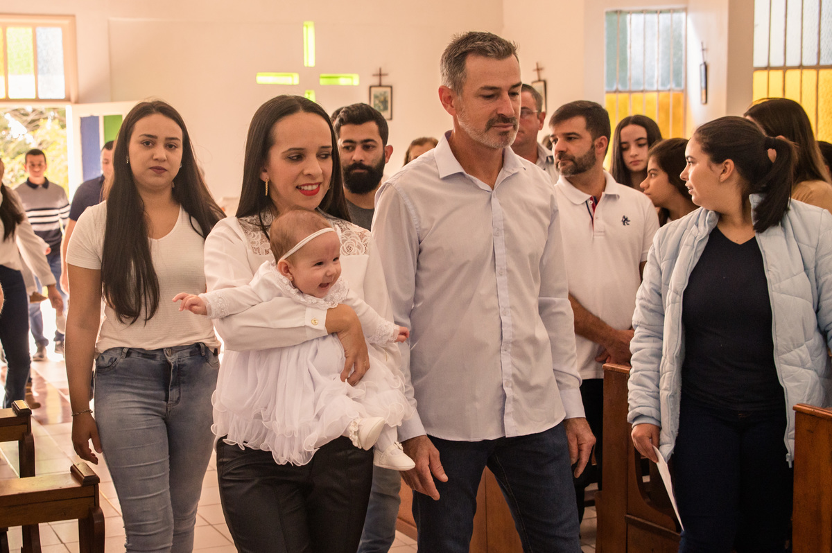 batismo batizado - bebê entrando na igreja sorrindo