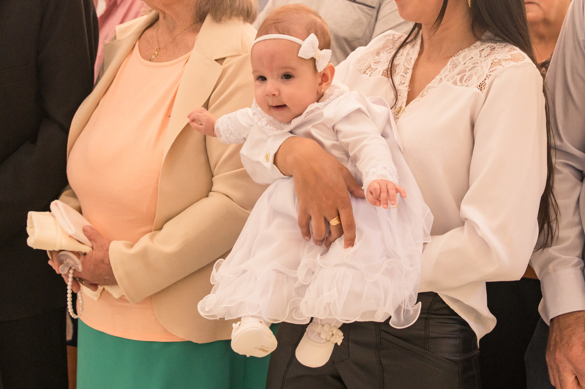 batismo batizado - bebê no colo da mãe durante cerimônia