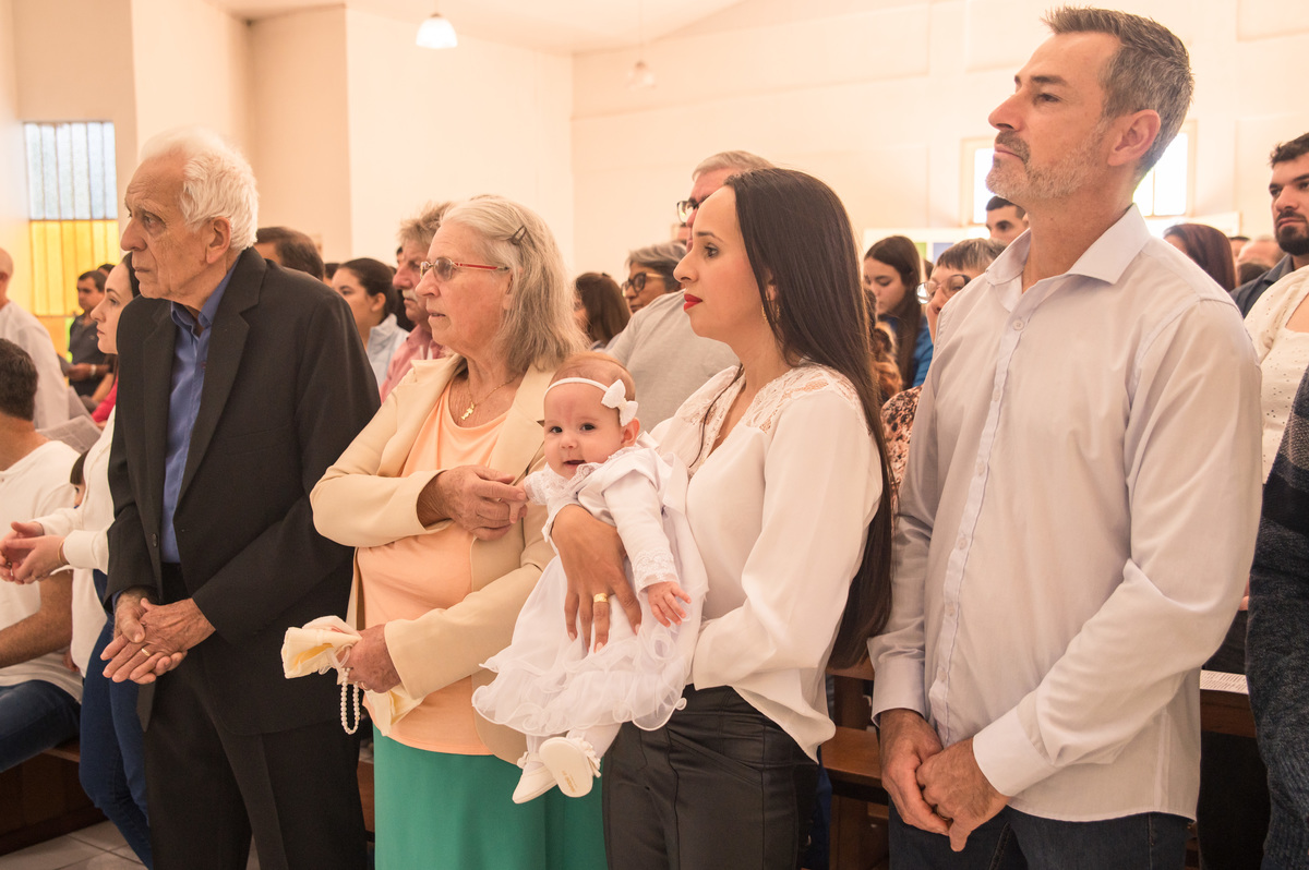 batismo batizado - bebê dando a mão para a avó na igreja