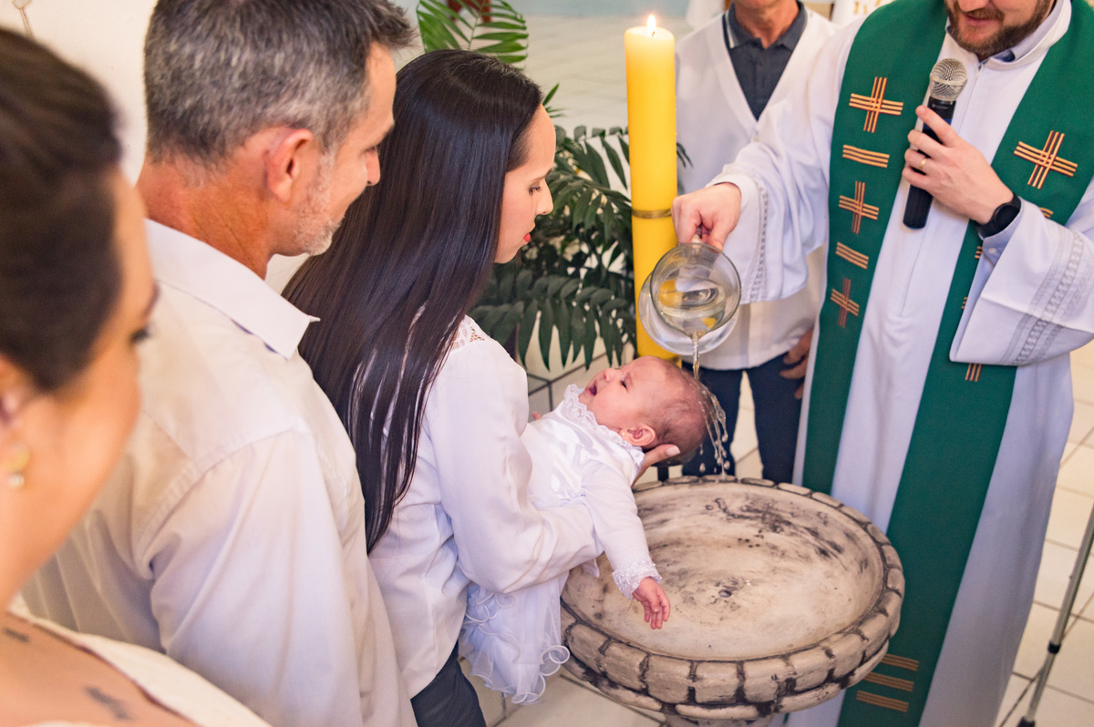 batismo  - bebê sendo batizado com água