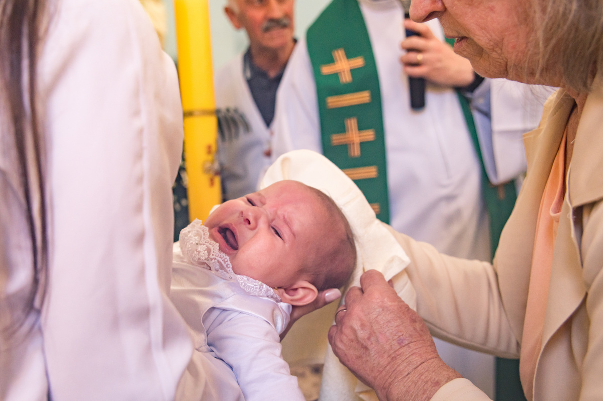 batismo batizado - bebê após batismo, avó secando sua cabeça