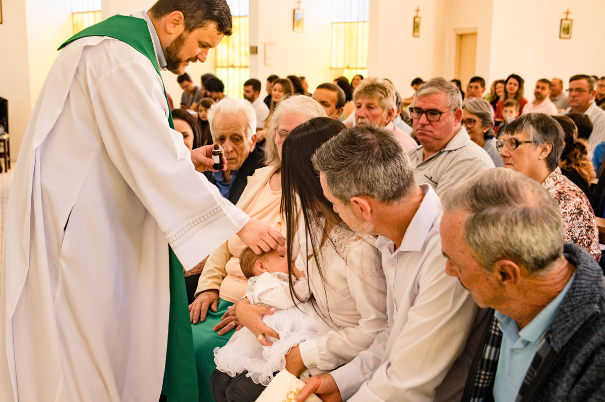batismo batizado - bebê recebendo a bênção do padre durante mamazinho