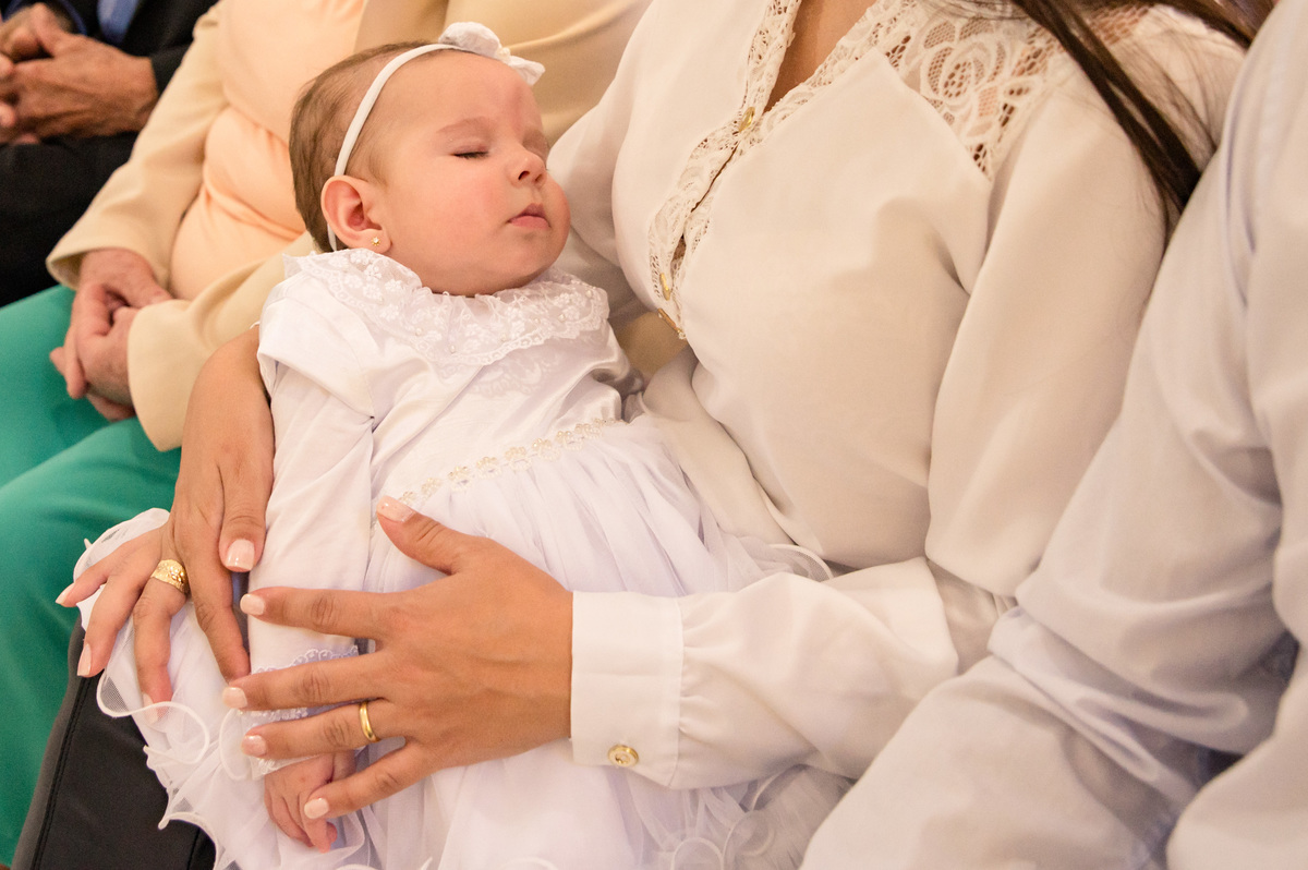 batismo batizado - bebê dormindo no colo da mãe durante missa