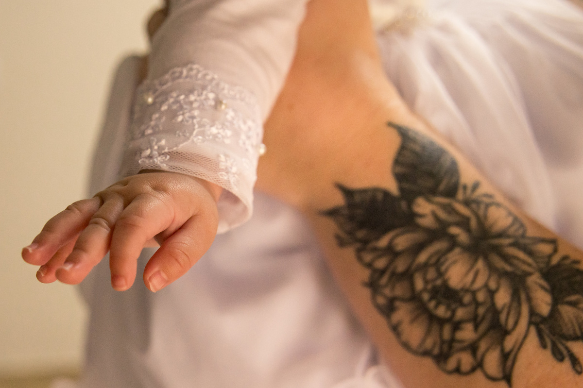 batismo batizado - mãozinha do bebê 