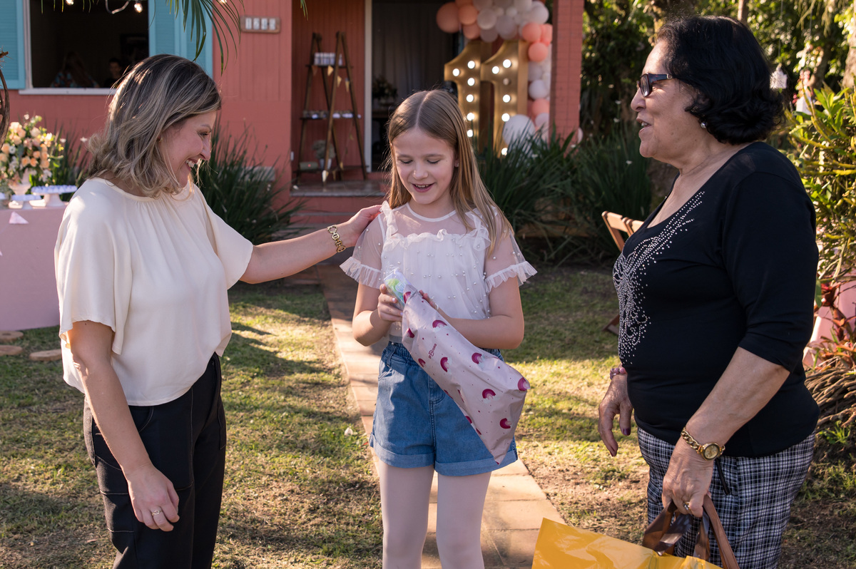 Festa de aniversário no Porto Verde - aniversariante abrindo presente da avó