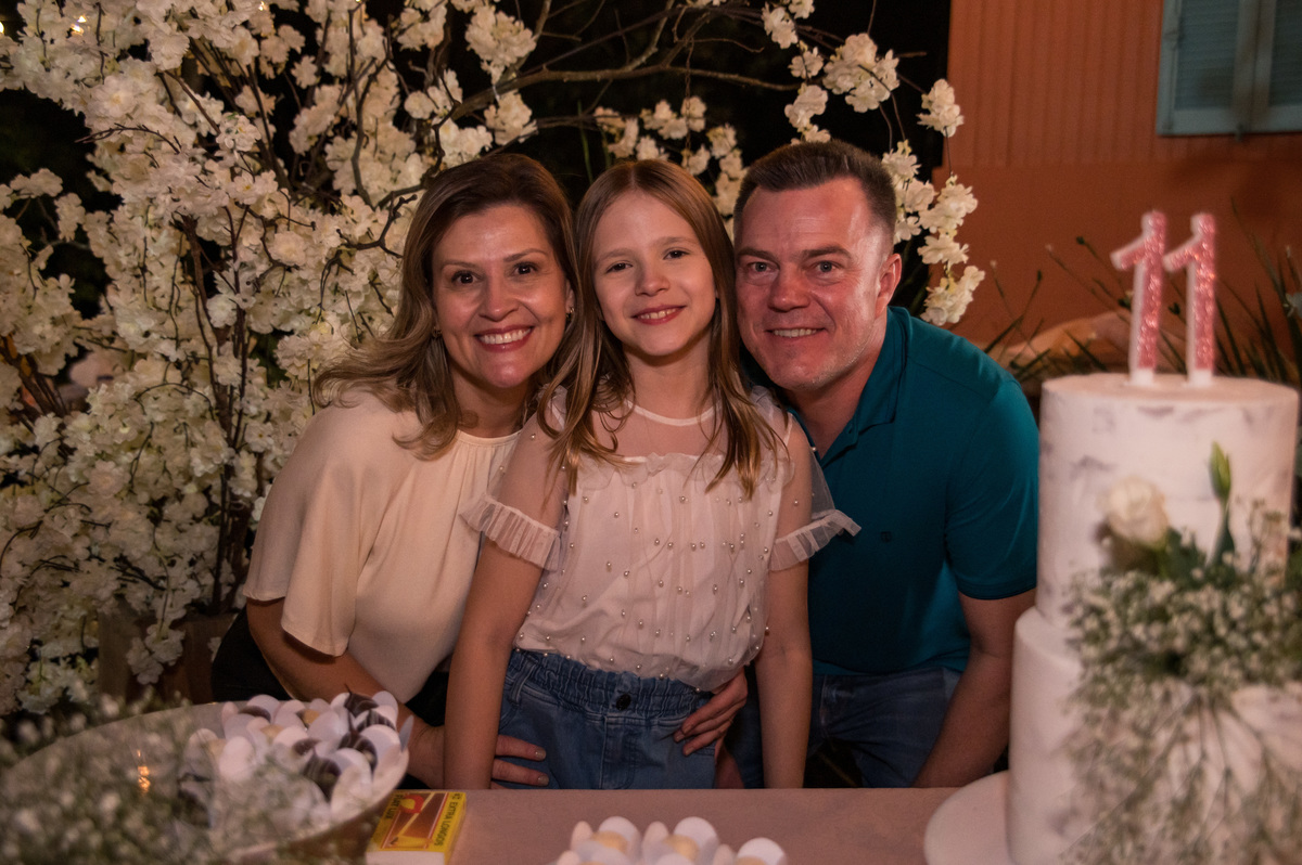 Festa de aniversário no Porto Verde - foto com os pais na mesa decorada