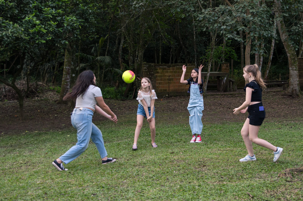 Festa de aniversário no Porto Verde - meninas jogando vôlei