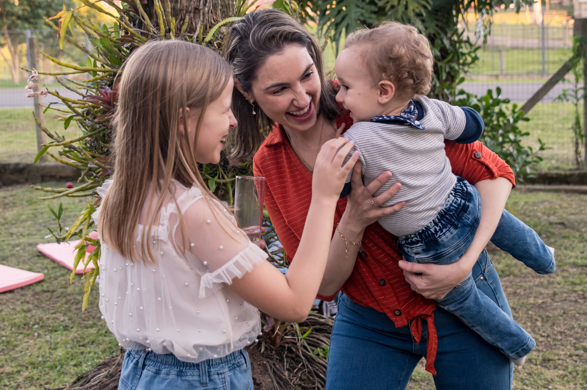 Festa de aniversário no Porto Verde - brincando com priminho