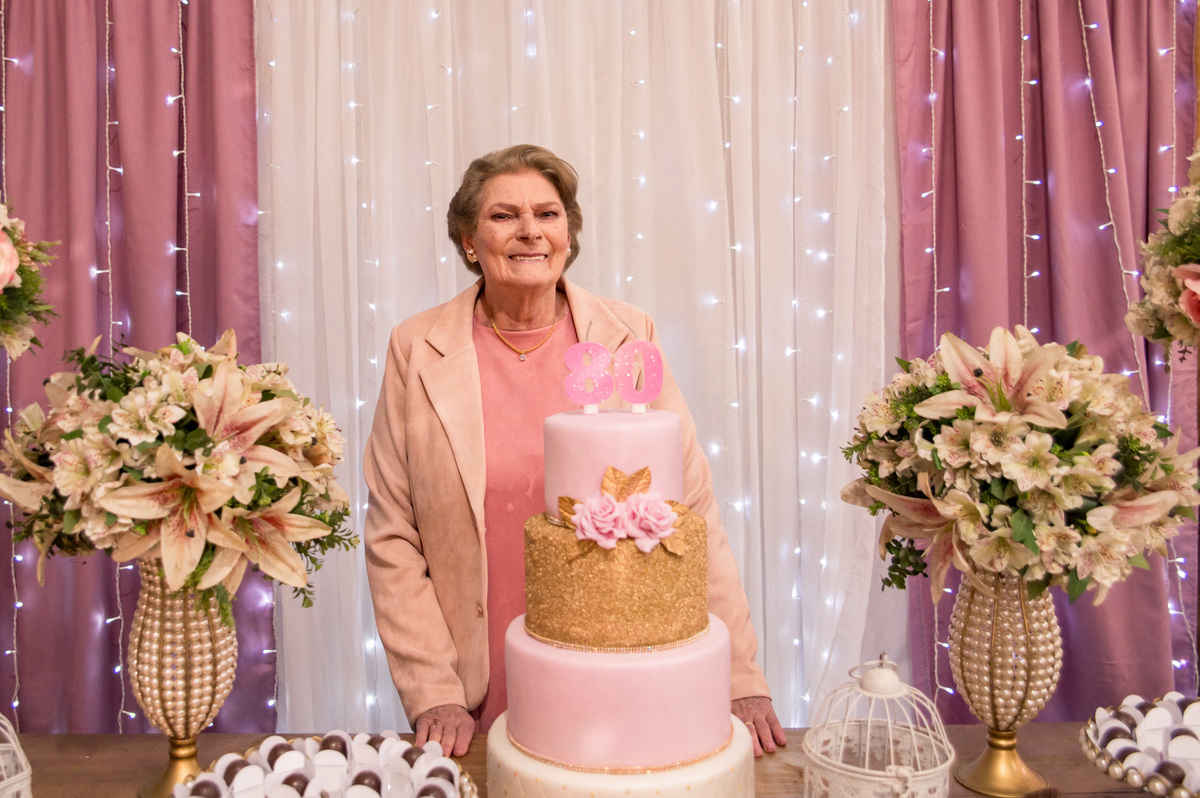 Festa de aniversário de 80 anos - Tri Fest - Montenegro - RS - decoração cor de rosa foto da aniversariante