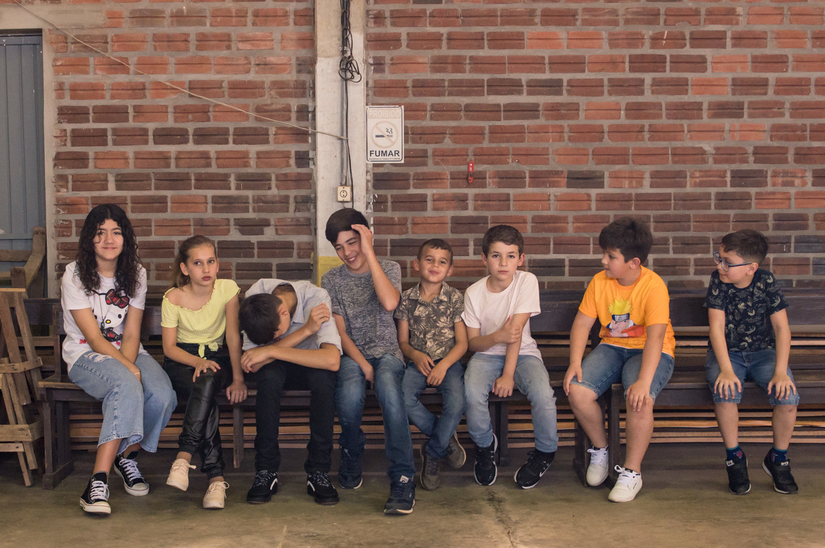 Festa de Primeira Comunhão - Muda Boi - foto de adolescentes sentados