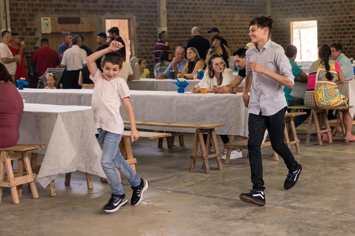 Festa de Primeira Comunhão - Muda Boi - crianças brincando de pega-pega