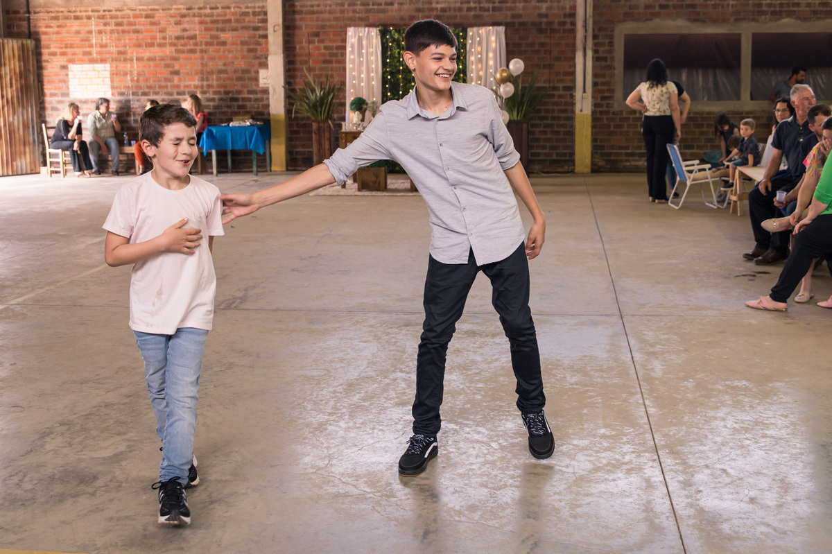 Festa de Primeira Comunhão - Muda Boi - crianças brincando de pega-pega