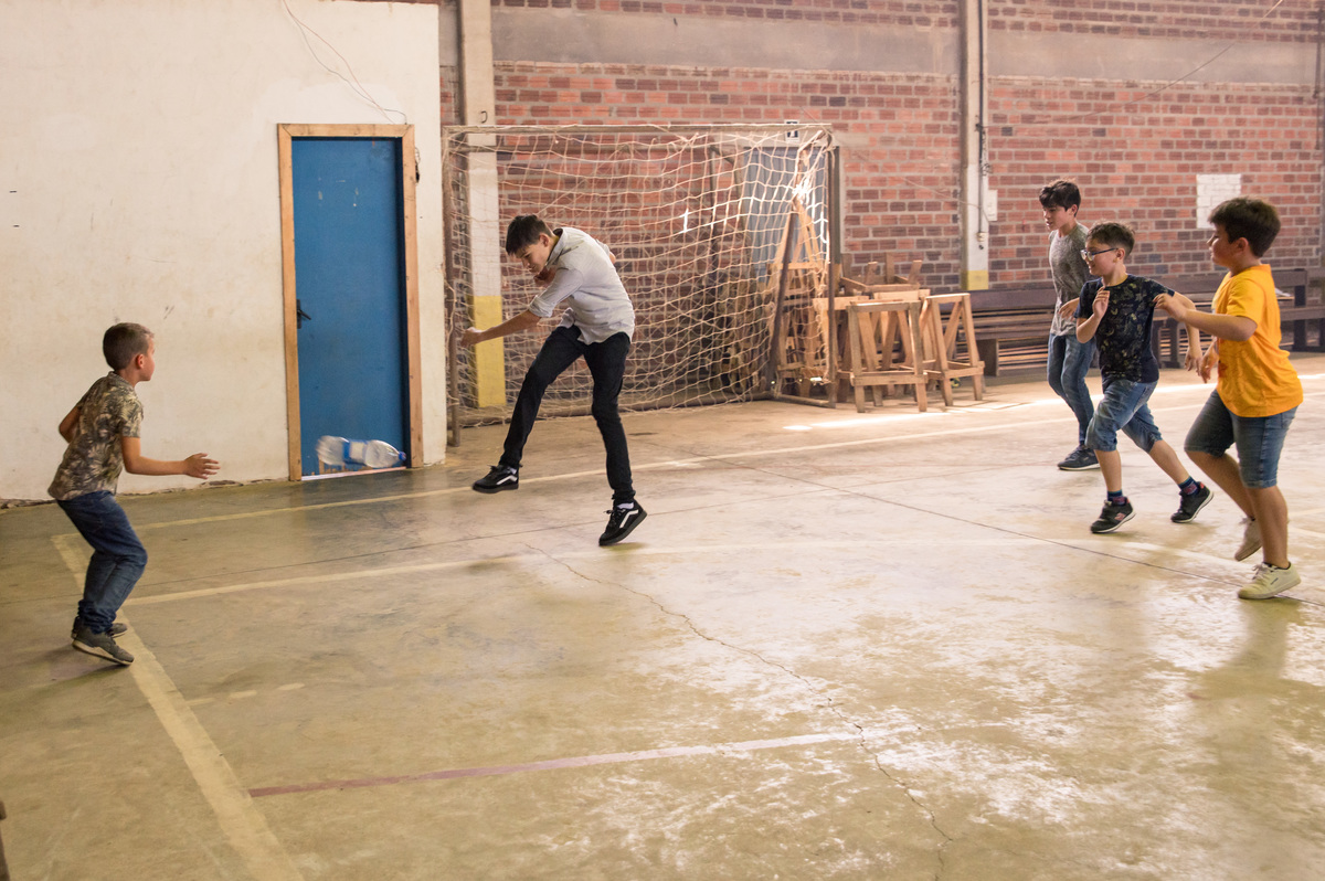 Festa de Primeira Comunhão - Muda Boi - jogando futebol com uma garrafa pet - uma bola diferente